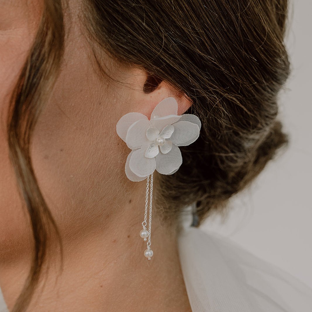 Perlenbräute Babette Hochzeit Ohrringe Gold Stoffblüten