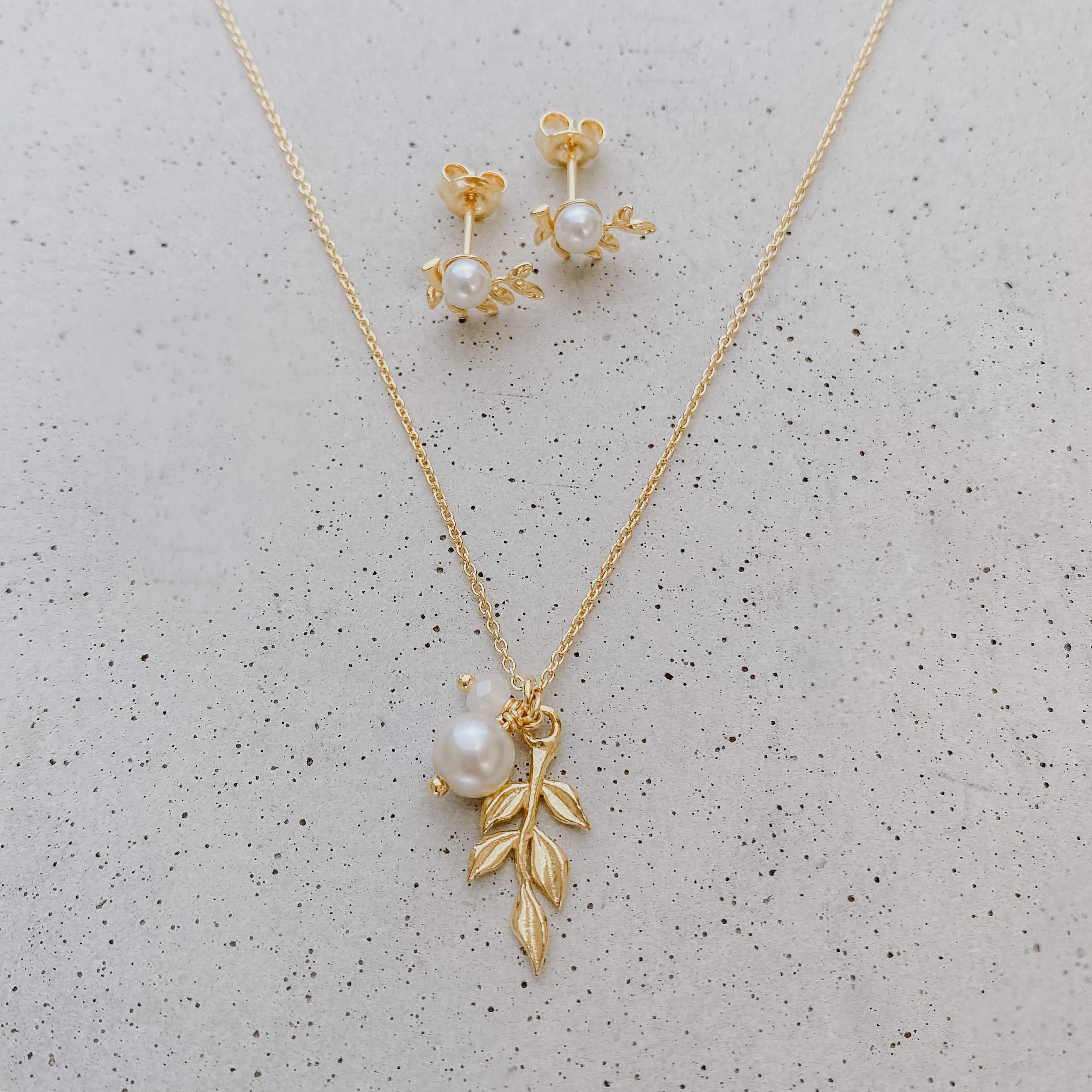 Perlenbräute Resi Ohrstecker Gold Blätter vegane Perle 1cm