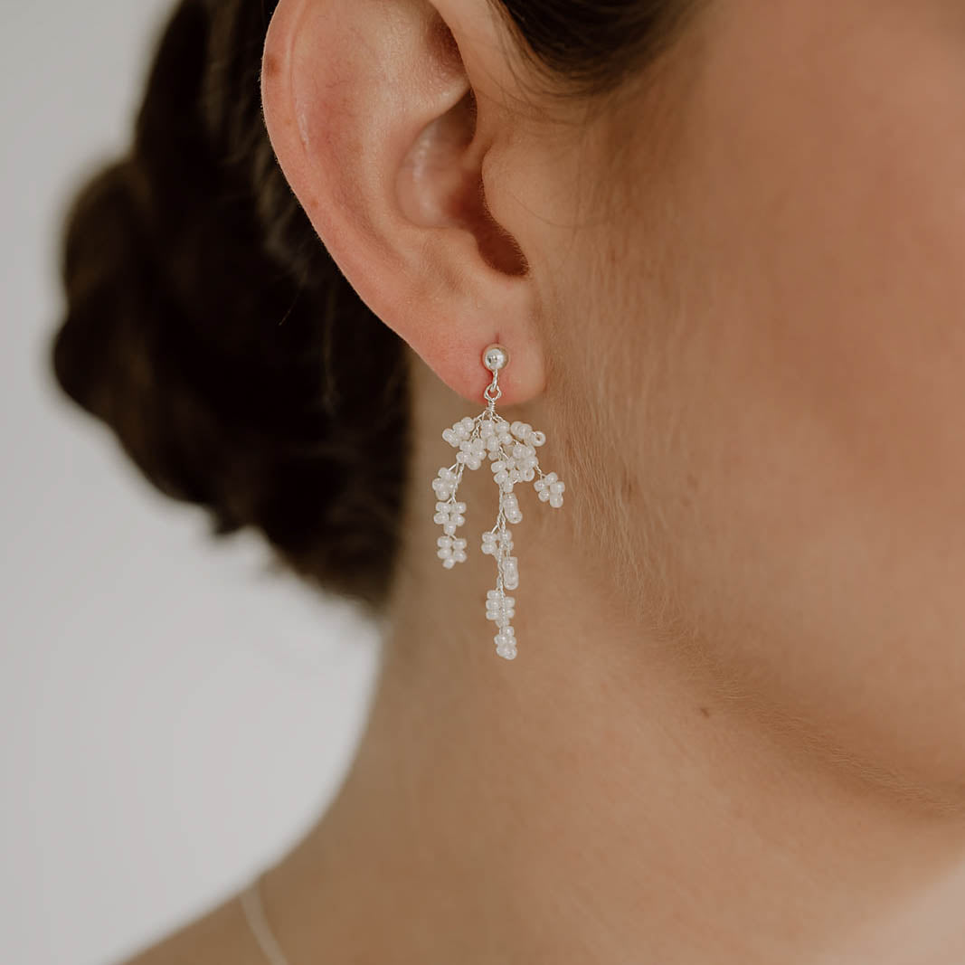 Perlenbräute Belina Hochzeit Ohrringe Silber kleine Perlen