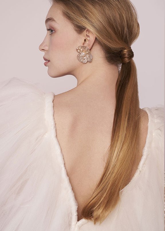 Elizabeth Bower Orchid Floral Ohrstecker Matt Silber Perlen