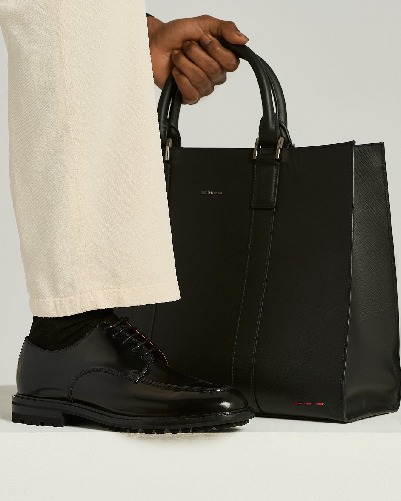 Kiton Shoes Derby Schwarz Kalbsleder Profilsohle