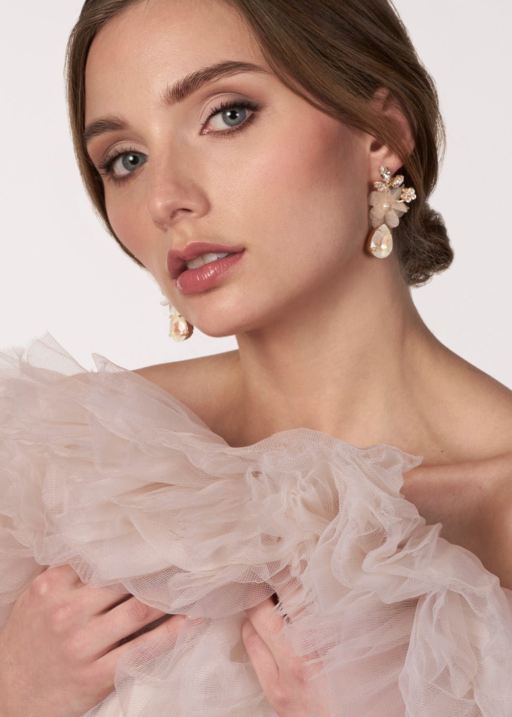 Elizabeth Bower Fabrique Hängeohrringe Matte Gold/Blush Post