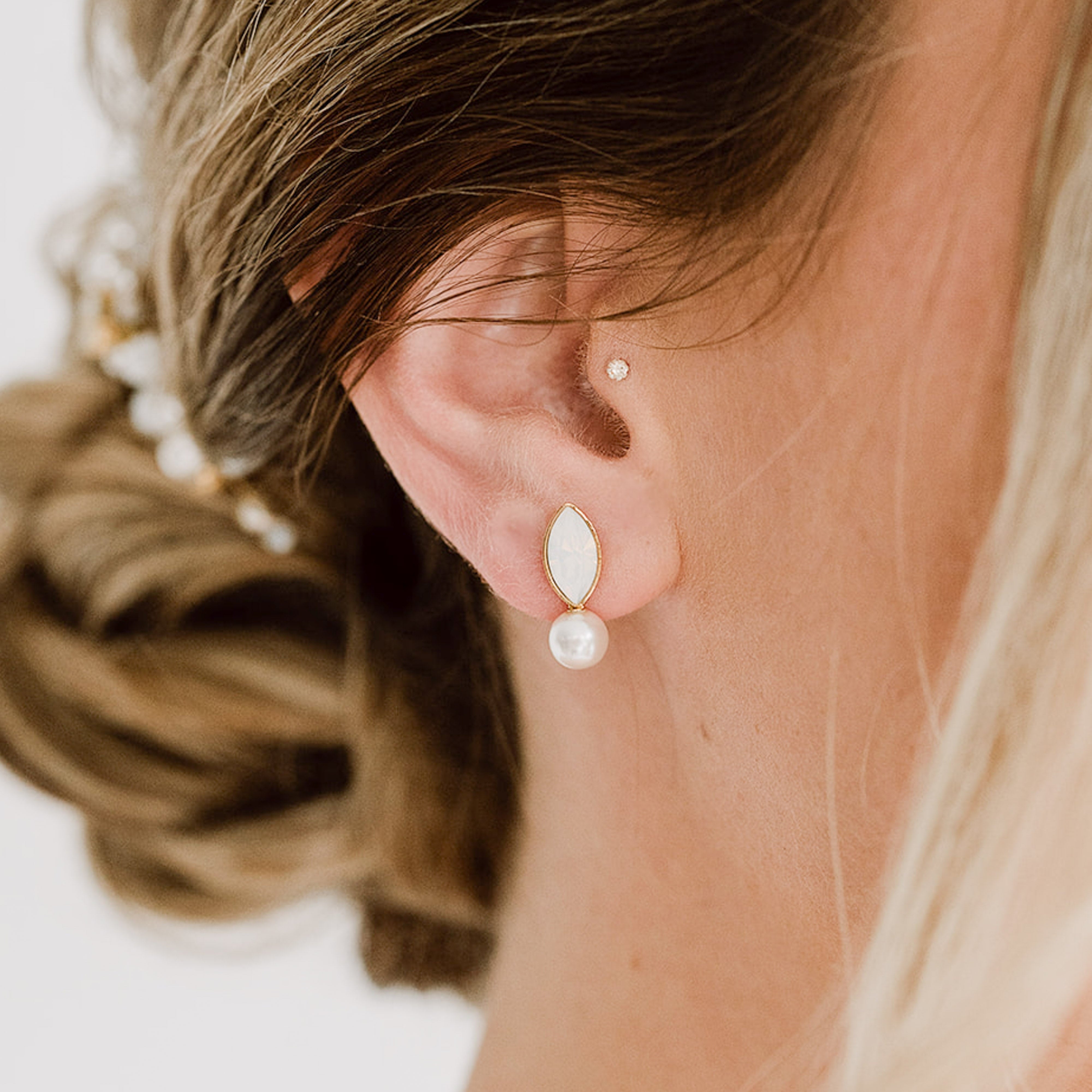 Perlenbräute Kylie Braut Ohrstecker Perle White Opal Gold