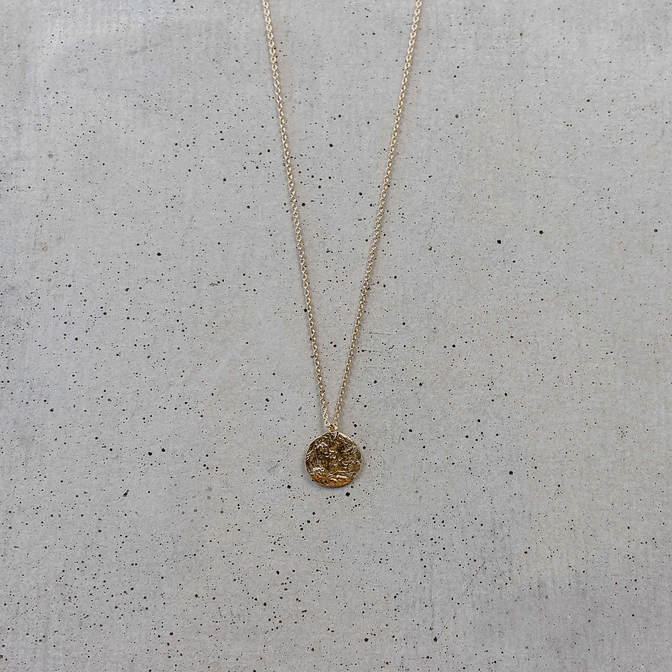 Perlenbräute Johanna Halskette Gold mit rundem Anhänger 45 cm