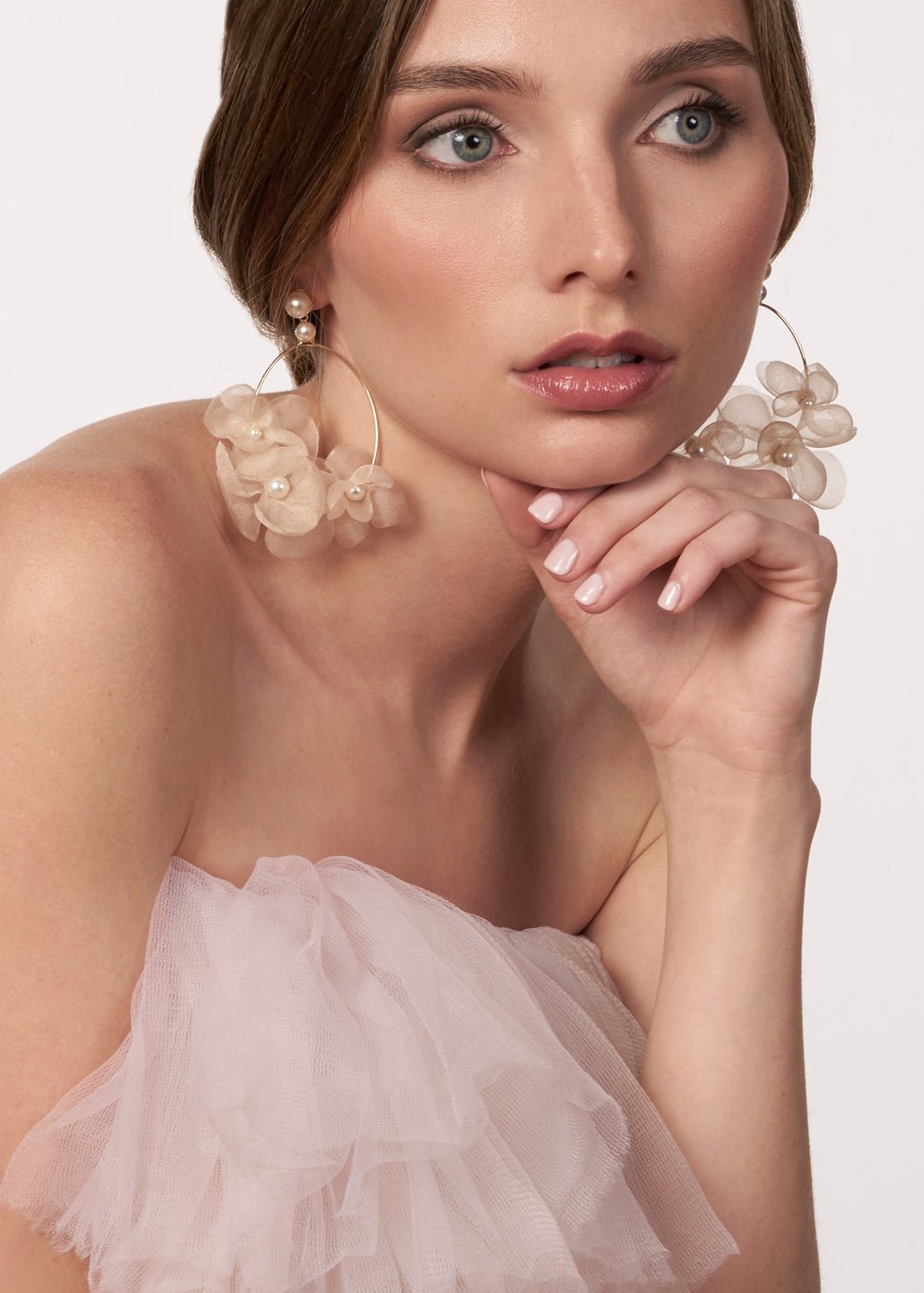 Elizabeth Bower Fabrique Ohrringe Rhodium Ivory Seidenblumen