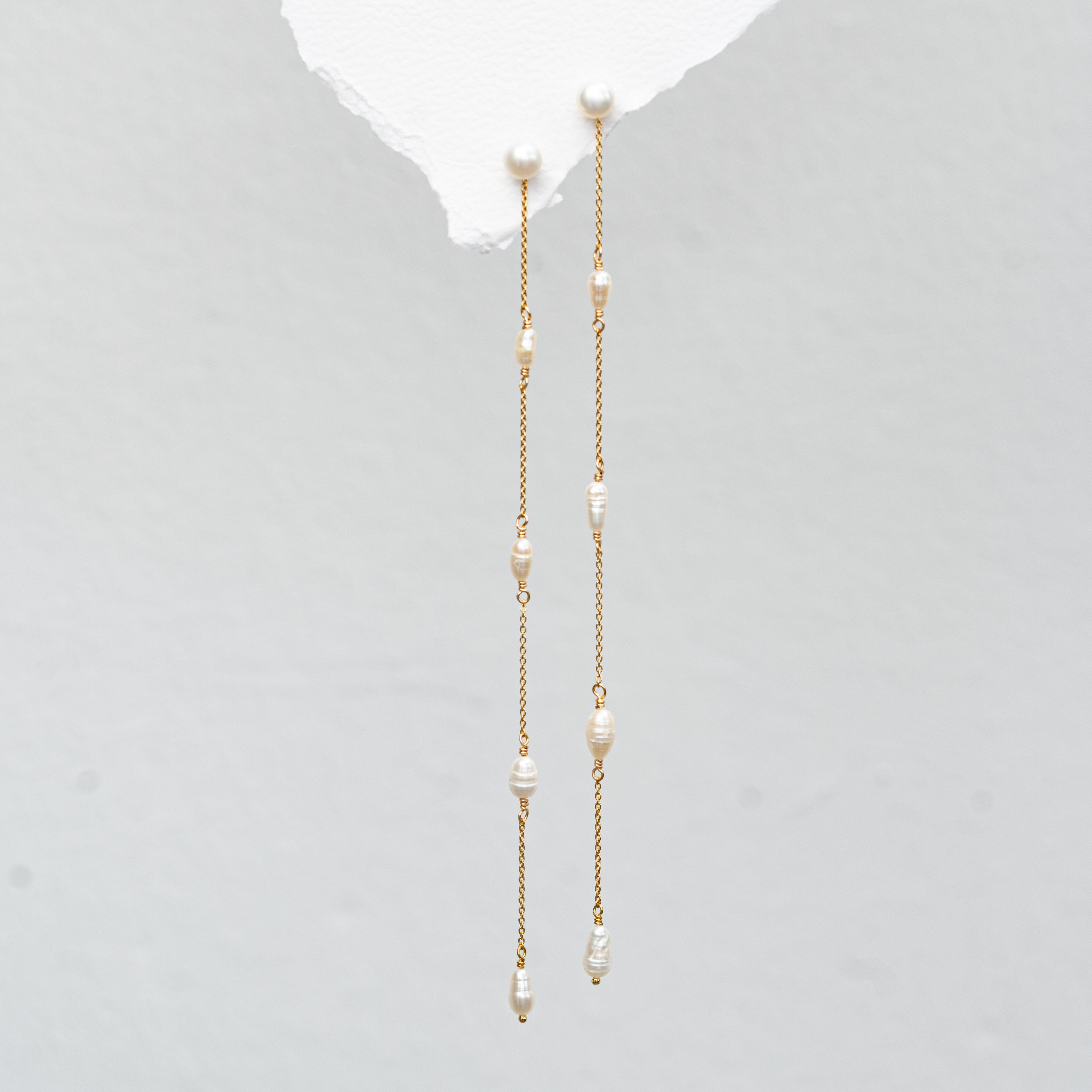 Perlenbräute Maeve Brautohrringe hängend Perlen Gold 14cm