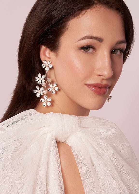 Elizabeth Bower Daisy Pearl Drop Ohrringe Blumen Gold