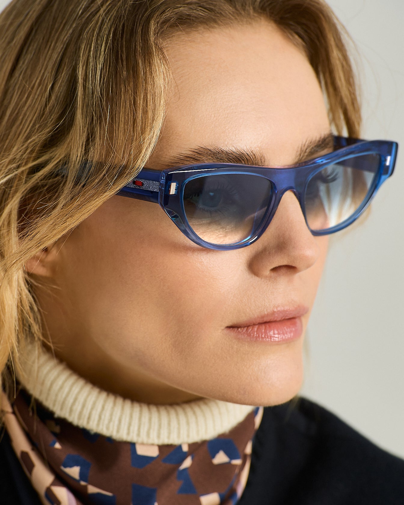 Kiton Cat-Eye Sonnenbrille Blau TU Photochrom Acetat