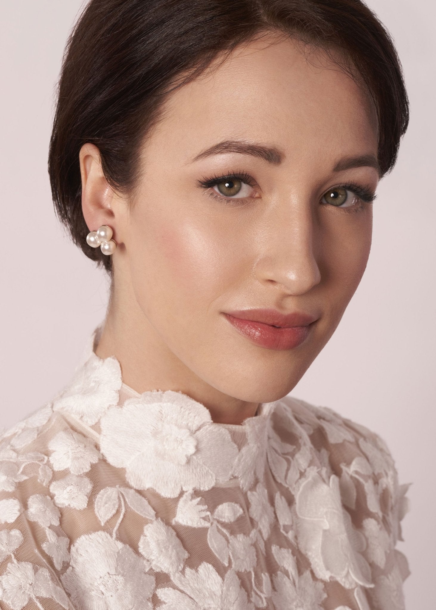 Elizabeth Bower Pearl Triplet Ohrstecker Rhodium Kristall