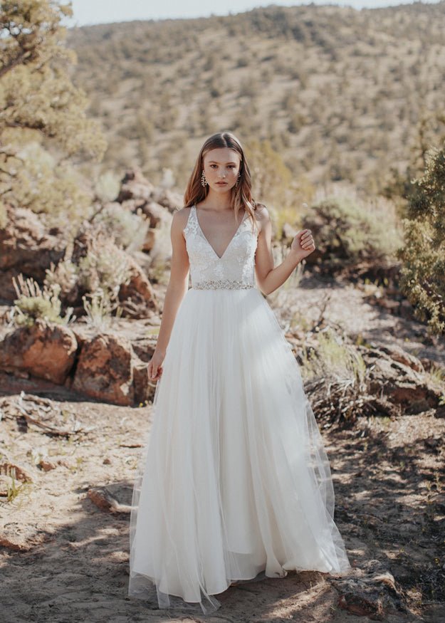 Elizabeth Bower Gardenia Floral Sash Brautgürtel Gold Satin