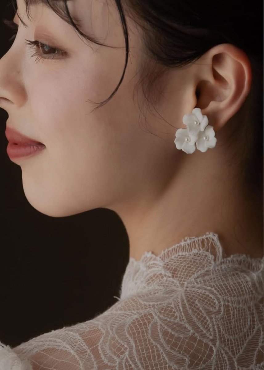 Elizabeth Bower Weiss Cluster Braut Ohrstecker Gold