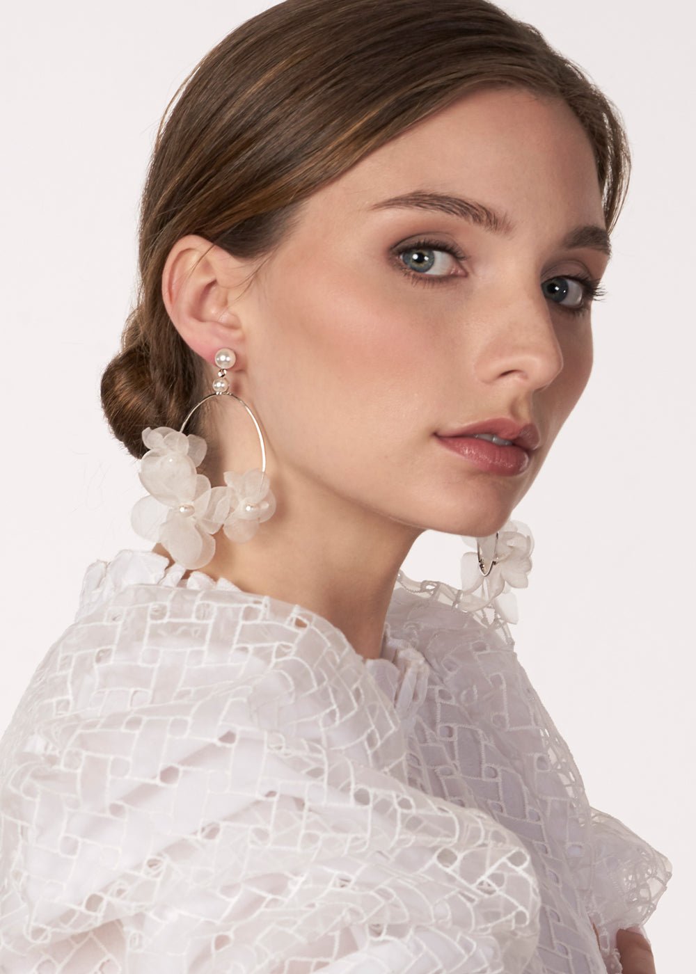 Elizabeth Bower Fabrique Ohrringe Rhodium Ivory Seidenblumen