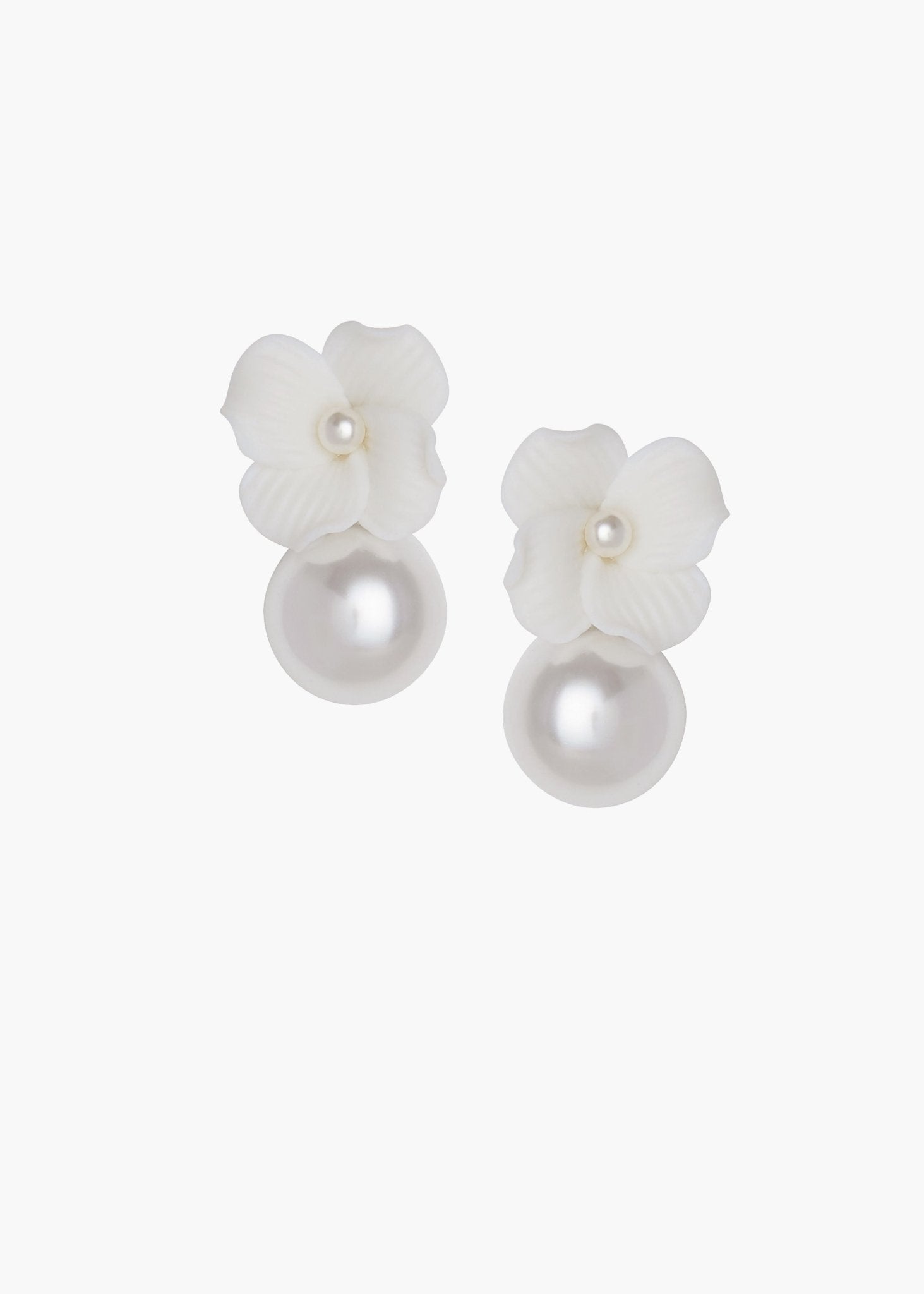 Elizabeth Bower Weiss Pearl Mini Duet Ohrringe Gold Stecker Porzellanblume