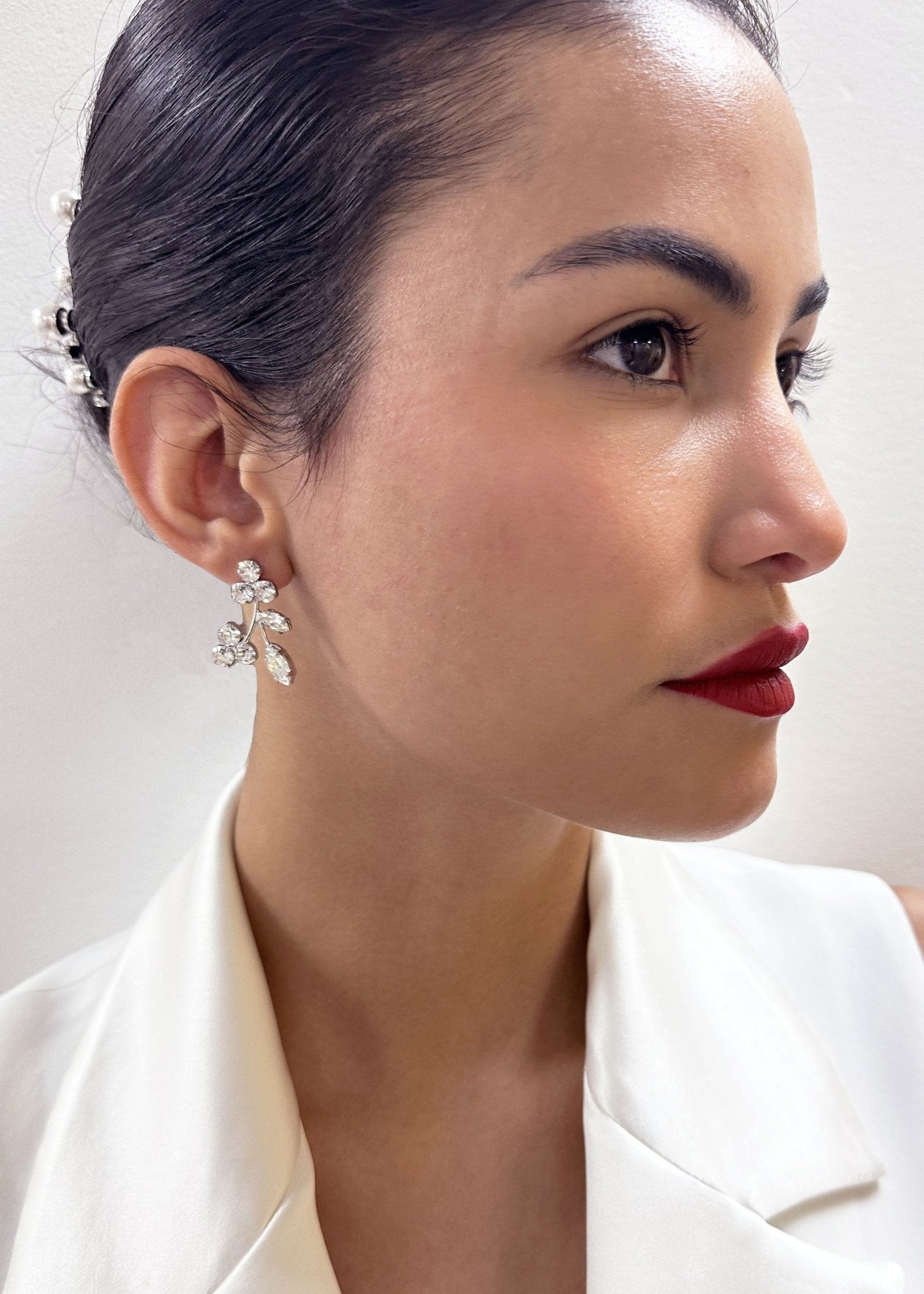Elizabeth Bower Triplet Mini Floral Ohrstecker Rhodium 20mm