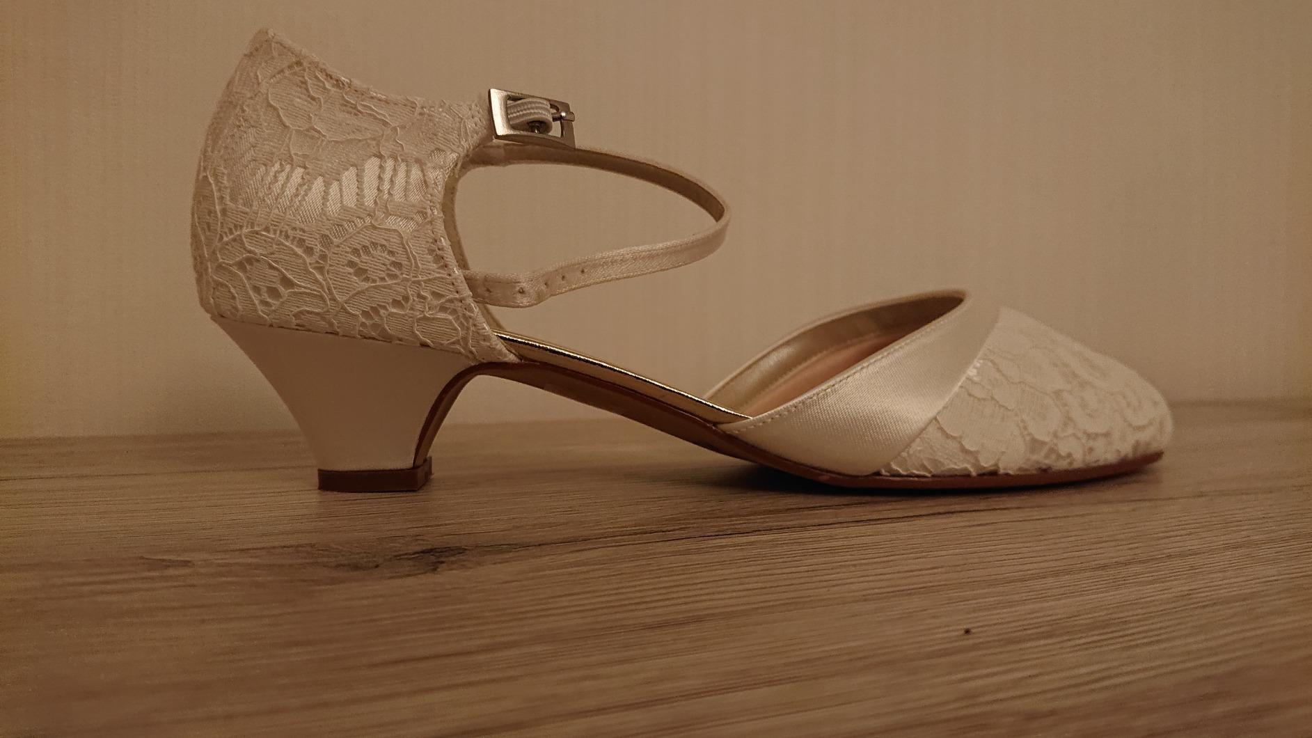 Rainbow Club Timeless Mickie Pumps Satin Ivory Spitze 3,5 cm