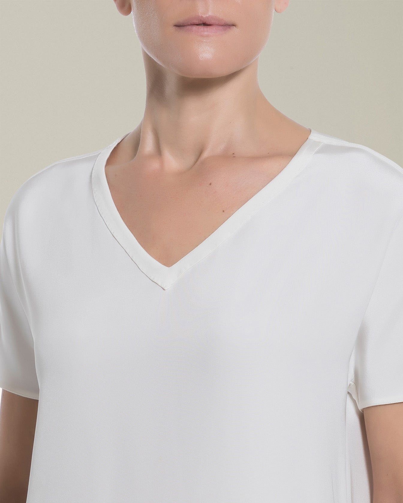 Kiton Essentials Seiden T-Shirt Weiß V-Ausschnitt 42