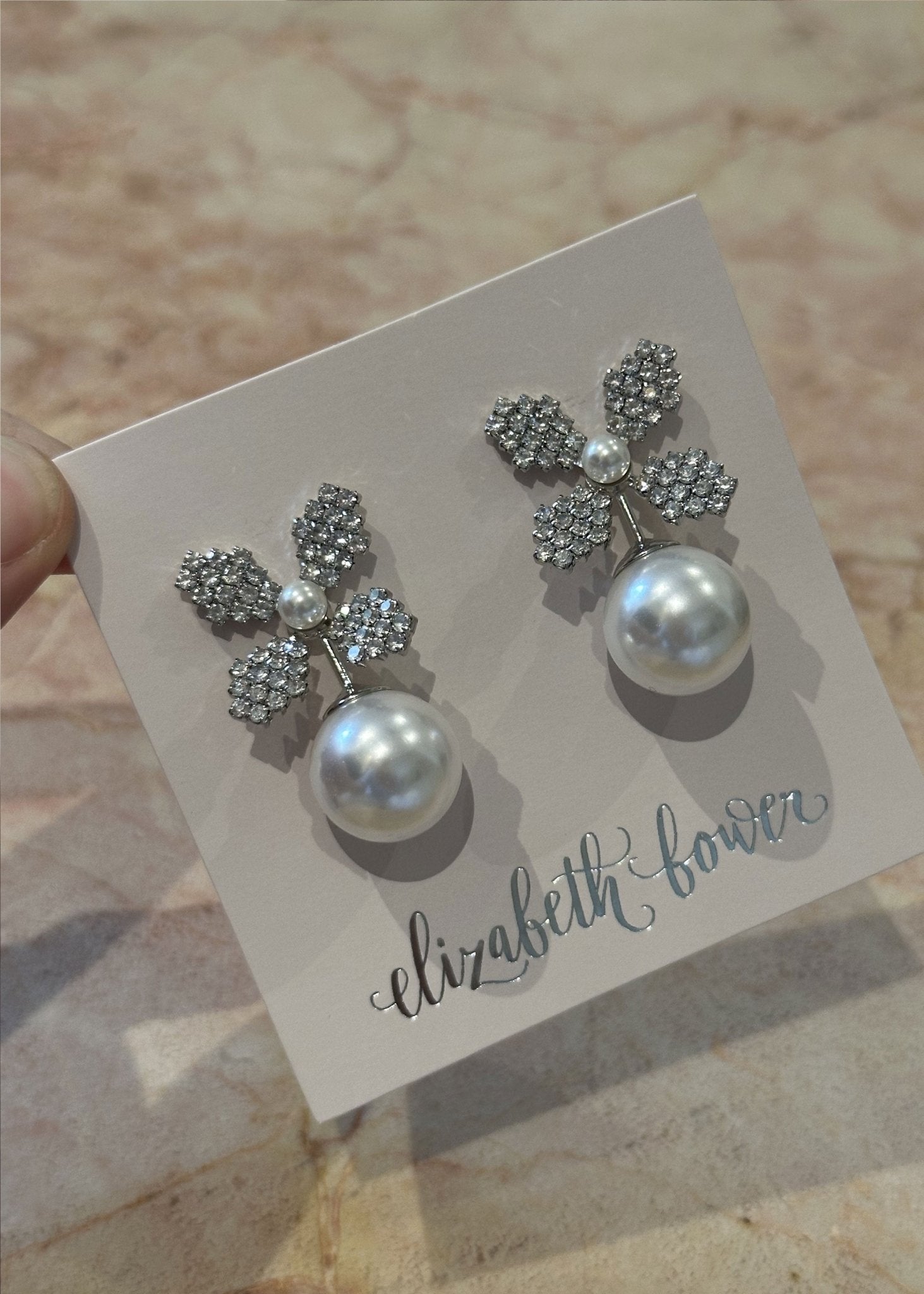 Elizabeth Bower June Duet Ohrringe Gold Perlen-Stecker Kristallblume