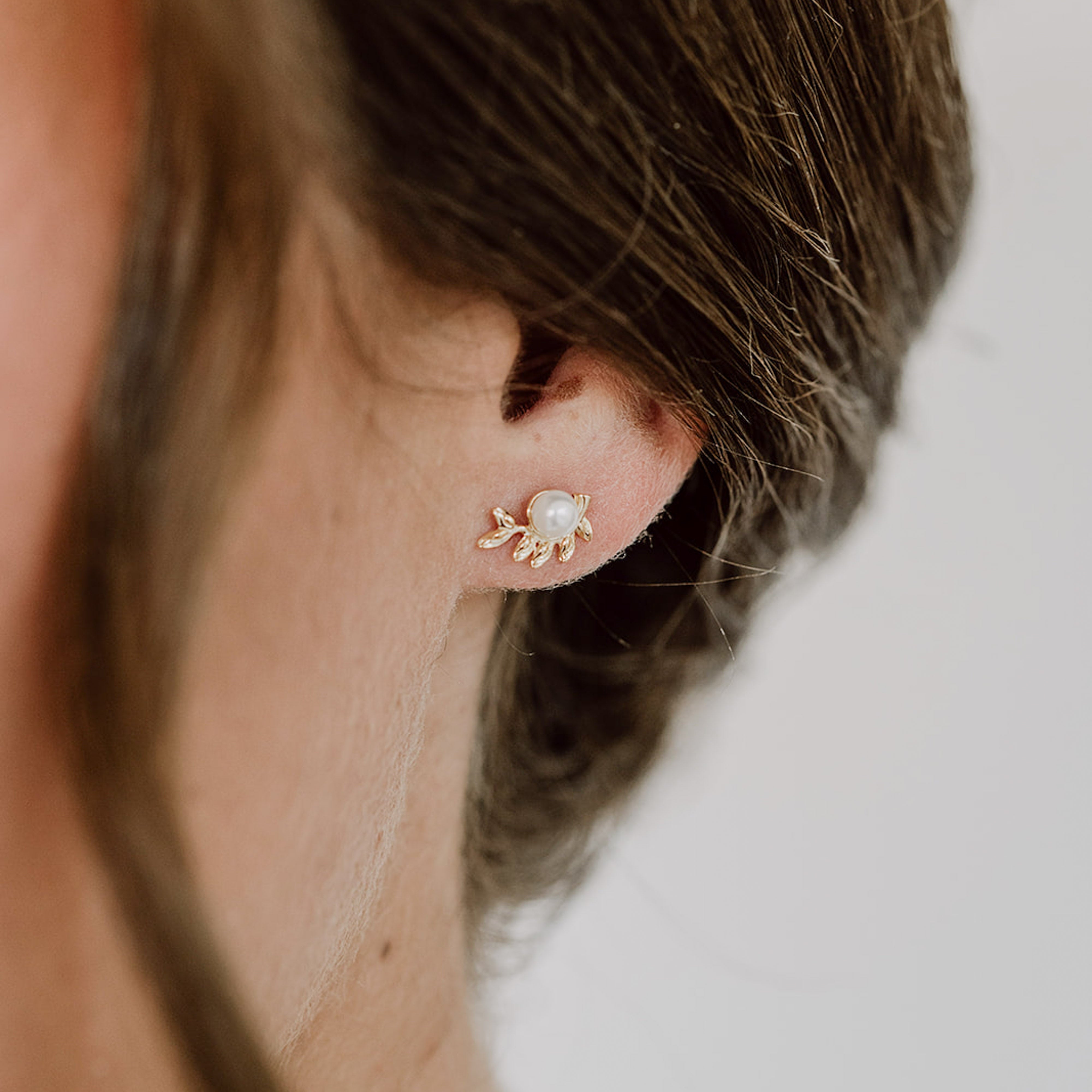 Perlenbräute Resi Ohrstecker Gold Blätter vegane Perle 1cm