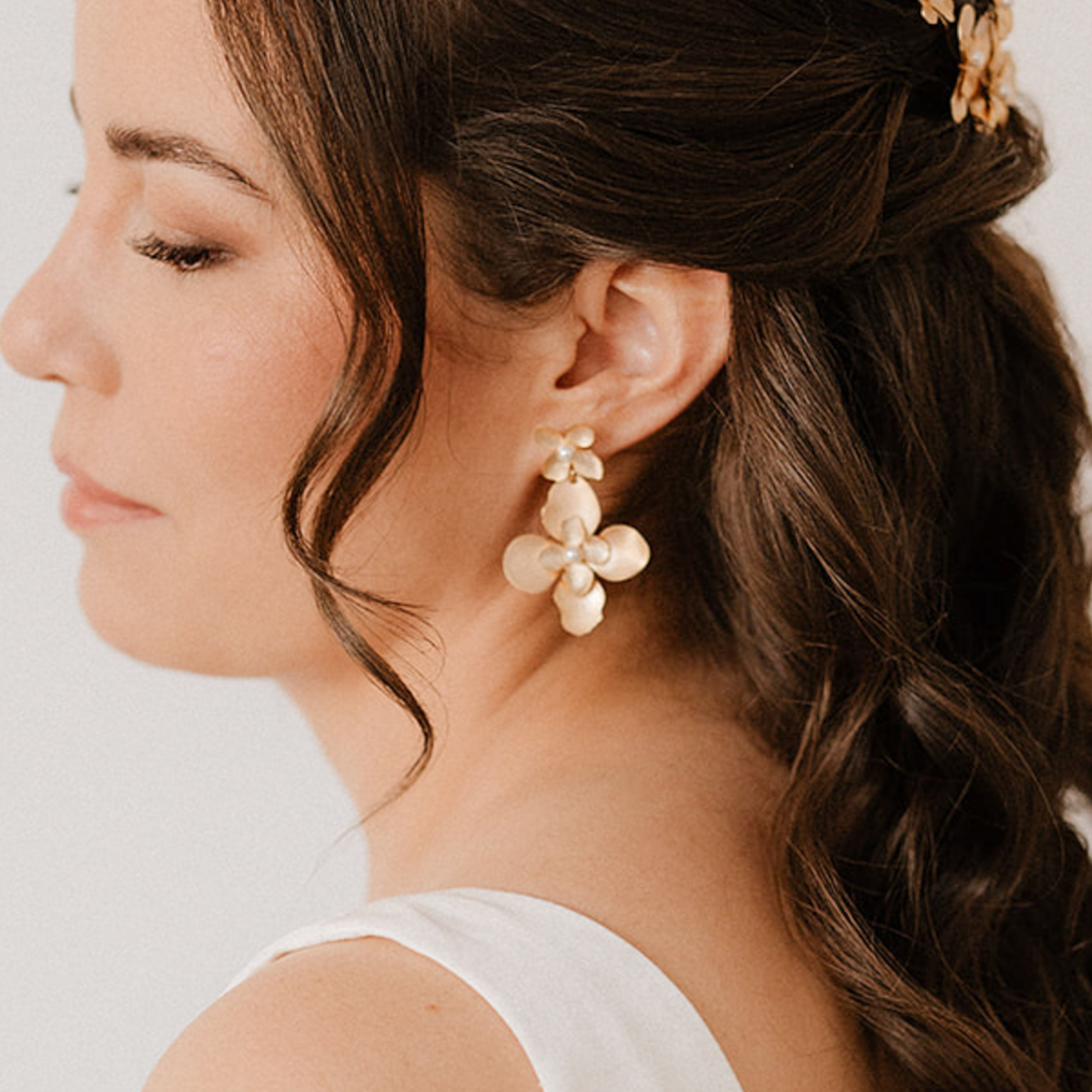 Perlenbräute Vika Statement Ohrringe Blüten Gold 5cm