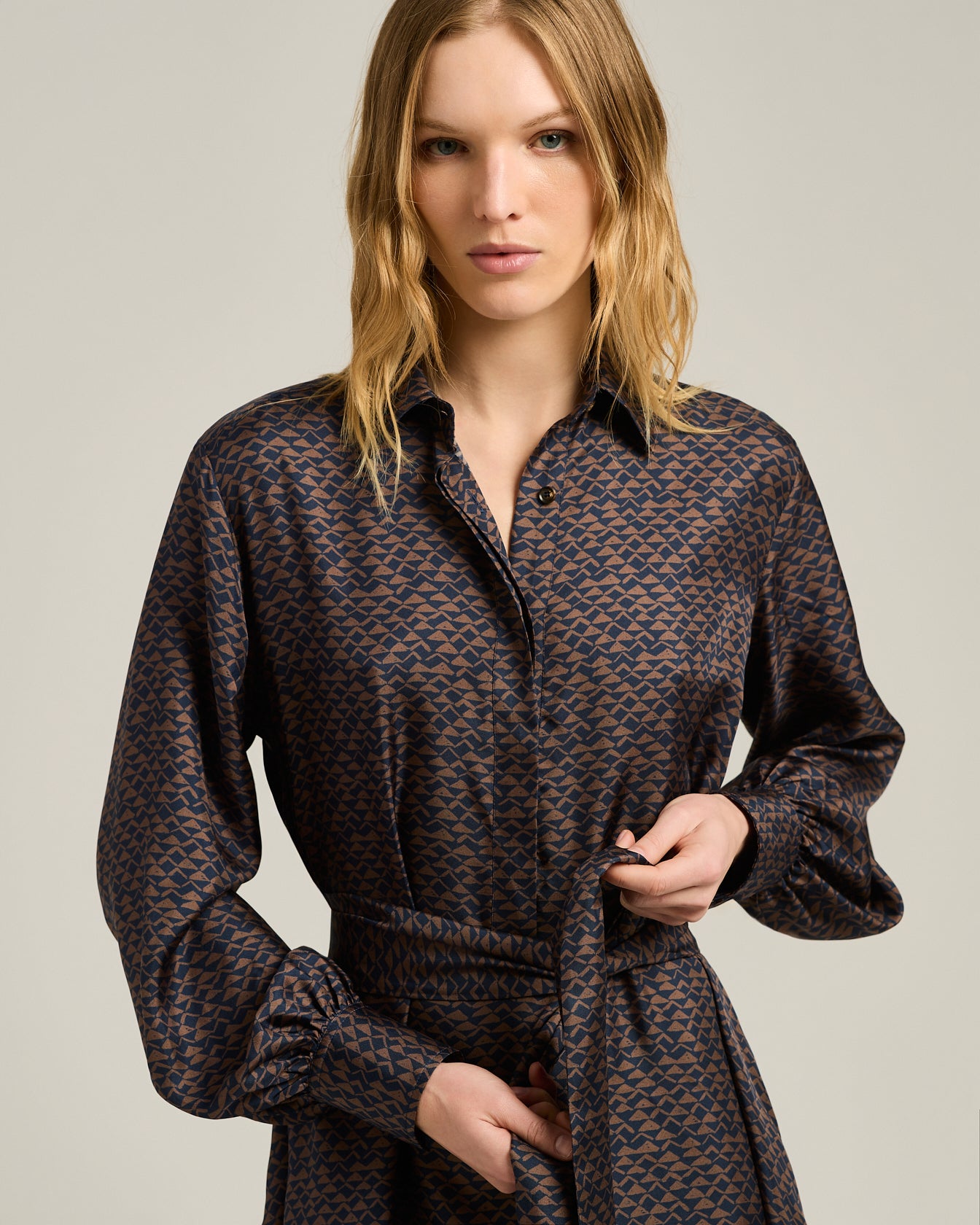 Kiton Dresses Seidenkleid 40 Braun Blau Print