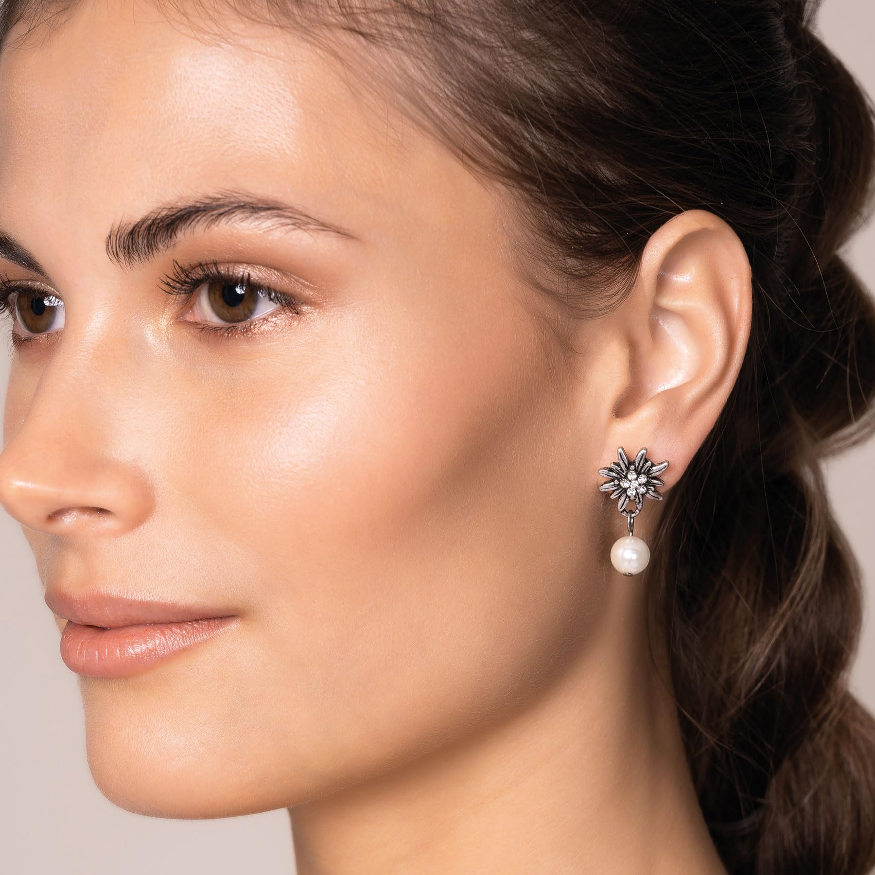 Alpenflüstern DAHEIM DOR041 Ohrstecker Edelweiß Perle creme-weiß