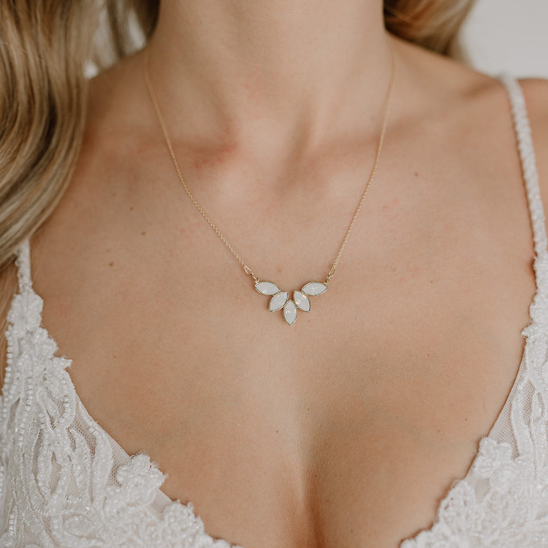 Perlenbräute Katy Halskette Kristalle White Opal Gold