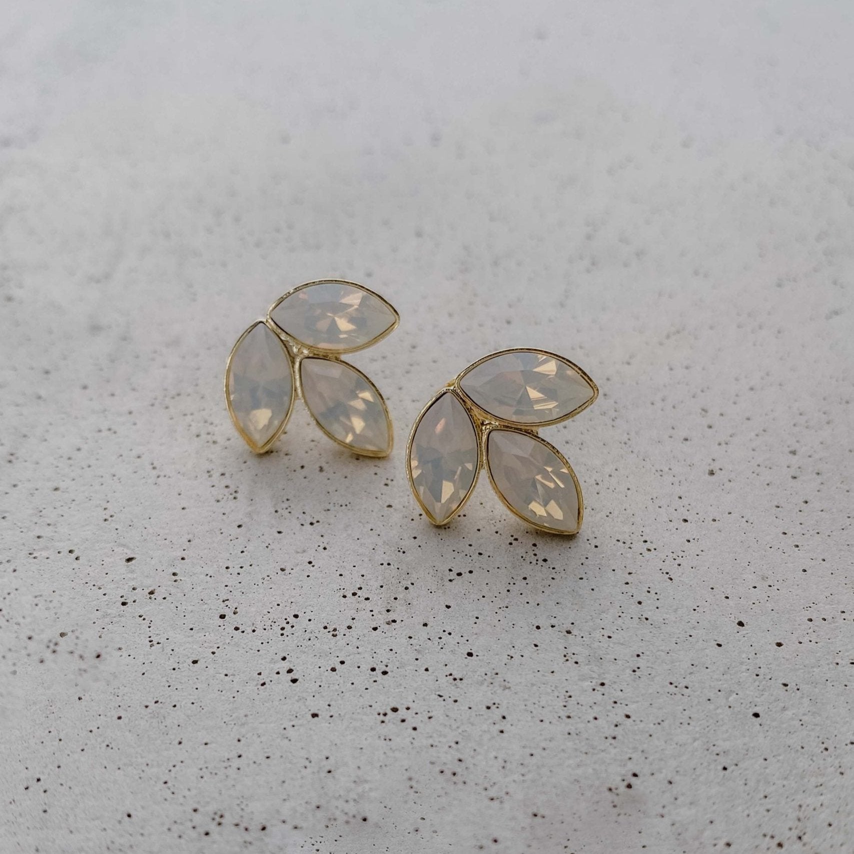 Perlenbräute Kate Ohrstecker Gold white opal wasserfest