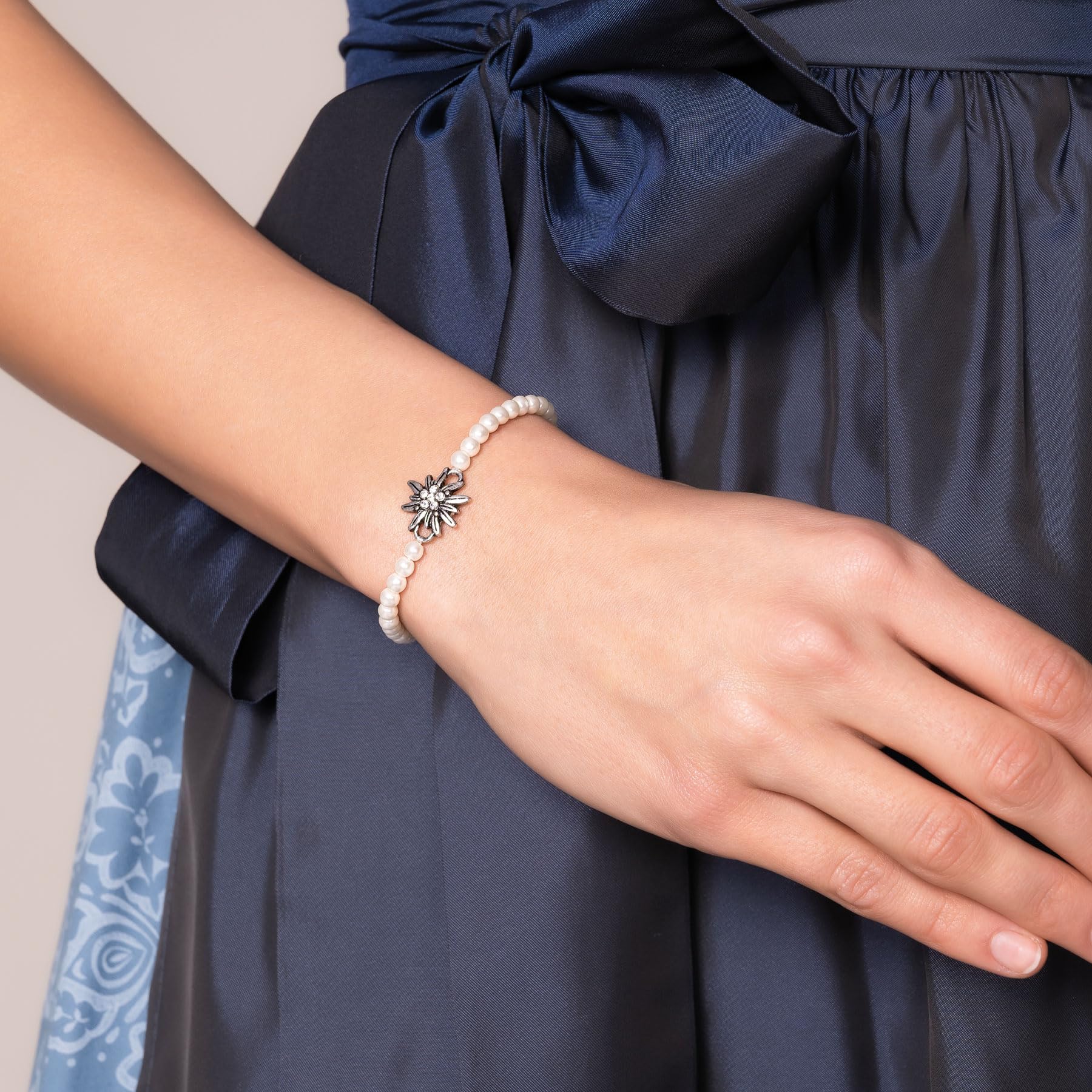Alpenflüstern DAHEIM DAB074 Perlen-Trachtenarmband creme-weiß